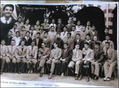 Après le lycée Lamoricière d'Oran il obtient en 1959 une bourse d'étude en France. Quelle école intègre t-il ?