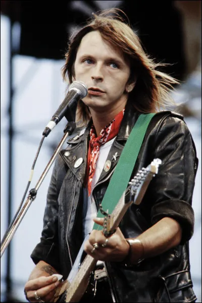 Dans quel titre de Renaud, un baba cool cradoque part à Katmandou ?