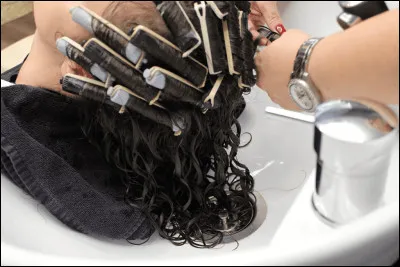 Quelle technique permet d'onduler ou encore de friser les cheveux de manière permanente ?