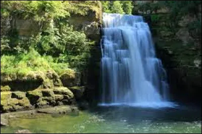 Nous terminons notre balade en beauté, devant le Saut du Doubs, à Villers-le-Lac. Ville à la frontière suisse, dans l'arrondissement de Pontarlier, elle se situe dans le département ...