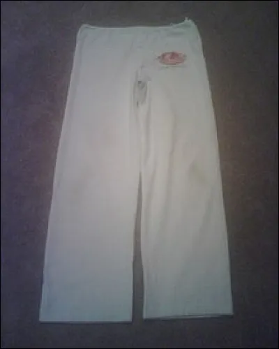 Comment s'appelle le pantalon porté par les capoeiristes ?