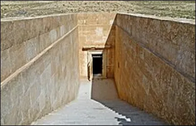 En archéologie, quel est le nom donné à une une construction creusée dans le sol (sous-sol, flanc de colline) contenant le plus souvent une ou des tombes ?