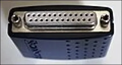 Comment s'appelle un composant matériel se branchant sur les ordinateurs ou les téléviseurs, généralement sur un port d'entrées-sorties ?