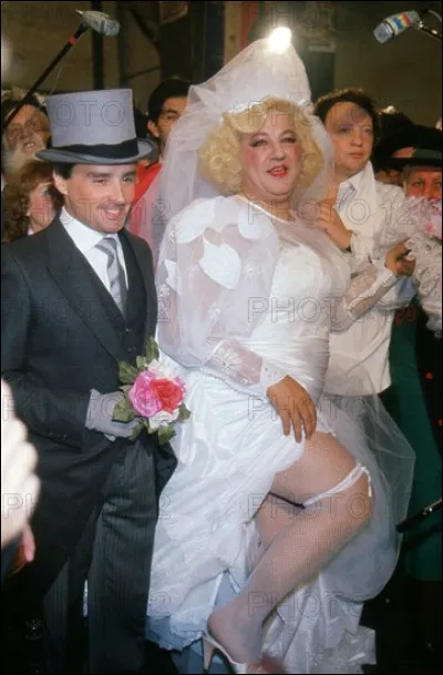 Quel costume portait Carlos lors du faux mariage entre Coluche et Thierry Le Luron en 1985 ?