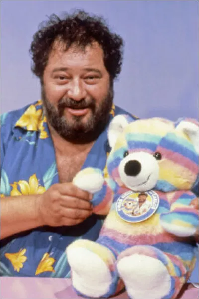 Dans quelle chanson de Carlos peut-on entendre ces paroles : ''Un jour l'institutrice me dit : "Mais que t'as grandi" ?