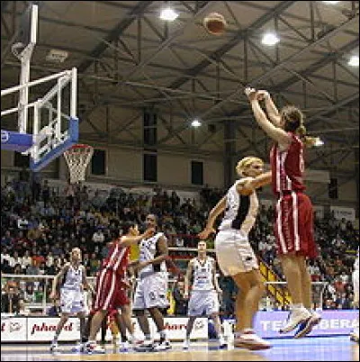 Qu'est-ce qu'un dunk au basket-ball ?
