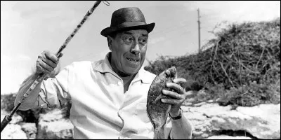 Comment s'appelle le héros d'Albert Camus dans ''L'Étranger'' qui regarde un film de Fernandel ?