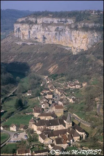 Baume-les-Messieurs ( Jura ) est un village qui s'tire dans le fond :