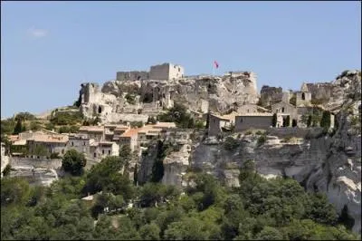 Ce village de Provence est  l'origine du nom du minerai  partir duquel on fabrique de l'aluminium. Il s'agit de :