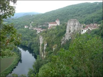 Quelle rivire de France le village de Saint-Cirq-Lapopie domine-t-il ?