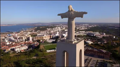 Dans quel pays se trouve la ville d'Almada ?