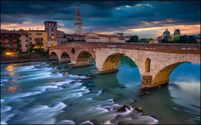Dans quel pays se trouve la ville de Vérone ?