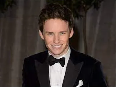 4- Eddie Redmayne
Il est l'acteur de Norbert Dragonneau. 
Qui est la petite créature qui l'accompagne tout le temps, cachée dans sa poche ?