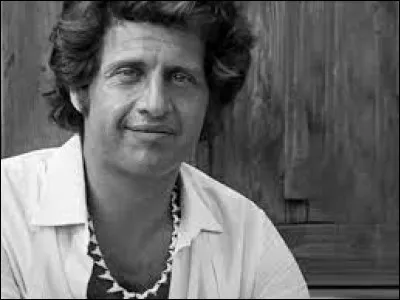 Quelle était la couleur fétiche de Joe Dassin pour ses tenues de scène ?