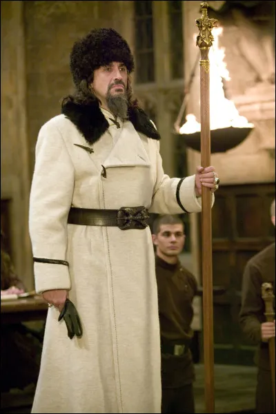 Igor Karkaroff a mis le nom d'Harry dans la Coupe de Feu (4e année).