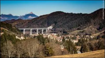 Voici une vue de Monestier-de-Clermont, avec son viaduc. Commune d'Auvergne-Rhône-Alpes, dans l'aire d'attraction Grenobloise, elle se situe dans le département ...