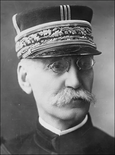Qui est cette personne ?
Indice : En 1914, il conseille le général Joffre et assure ainsi la victoire française.