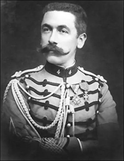 Qui est cette personne ?
Indice : Il a été ministre de la Guerre, puis maréchal de France.