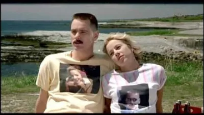 Dans quel film des frères Farrelly, Jim Carrey incarne-t-il un schizophrène engagé pour escorter une femme dont il tombe amoureux ?