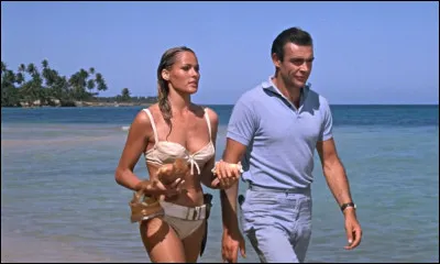 Quelle actrice embrasse James Bond dans un bateau, dans le film ''James Bond 007 contre Dr No'' ?