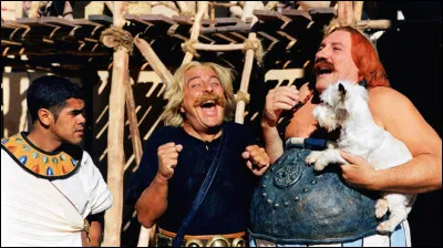 À la fin du film ''Astérix et Obélix : Mission Cléopâtre'' dans quel endroit Jules César et Cléopâtre échangent-ils un baiser fougueux ?