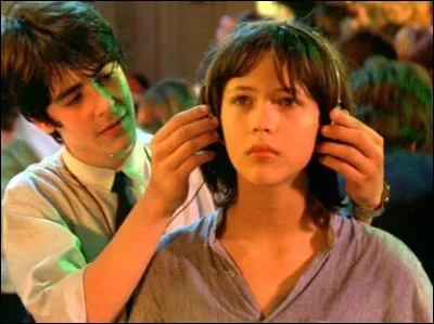 Quel est le titre de la chanson sur laquelle Vic embrasse Matthieu dans ''La Boum'' ?