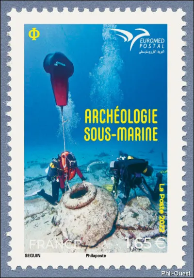 2022 > Comment appelle-t-on ce type de grosse jarre antique - pouvant contenir jusqu'à 3 000 l ! - qu'observent ici les plongeurs ?