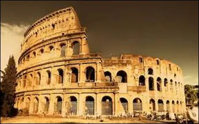 Combien de temps s'est écoulé entre la condamnation de Socrate et sa mort ?