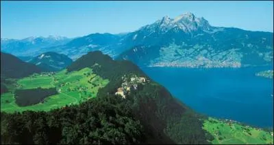 Le lac des Quatre-Cantons, en Suisse, est entour des cantons d'Unterwald, de Schwyz, Lucerne et :