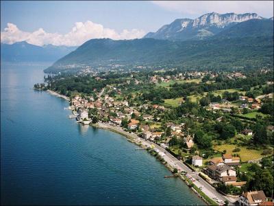 Quelle ville, se trouvant au bord du lac Lman ( lac de Genve ), est franaise ?