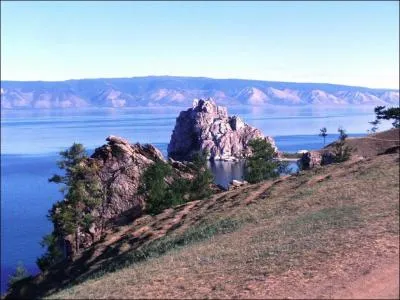 Le lac Bakal, en Russie, atteint la profondeur de :