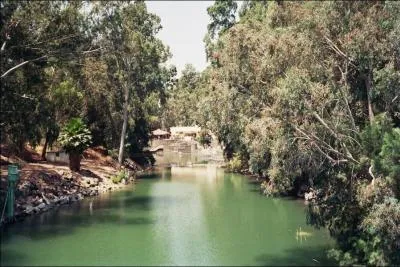 Le lac de Tibriade, appel aussi mer de Galile, porte galement le nom de :