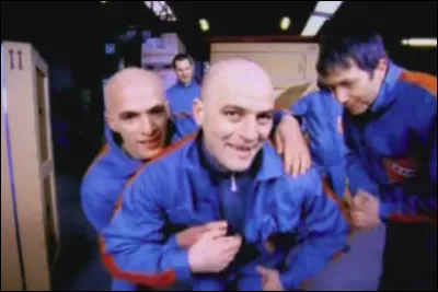 Dans le clip de quelle chanson du groupe Zebda fait-il une apparition, en 1999 ?