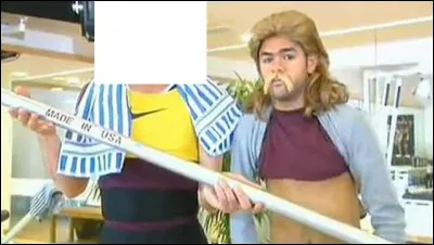 Avec quel humoriste partage-t-il le sketch intitulé ''La barre de faire'' ?