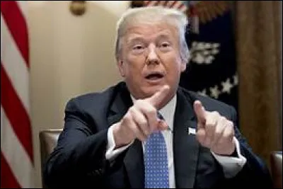 Trump a dit "Une source tr&egrave;s s&ucirc;re a appel&eacute; mon bureau pour me dire que le certificat de naissance de Barack Obama est faux." !