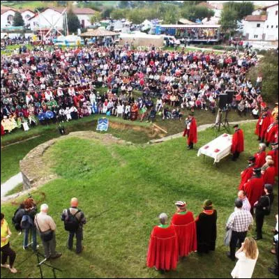 Quel produit dalimentation végétal bénéficiant dune AOP fait lobjet dune fête fin octobre qui est inscrite au patrimoine mondial français ?