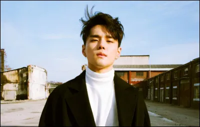 Il est un chanteur et parolier sud-coréen qui est connu sous le nom de..