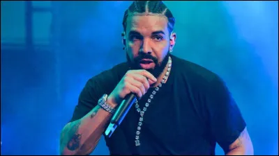 Qui est ce rappeur et chanteur canadien qui a été reconnu pour avoir popularisé le chant et les sensibilités R&B dans le hip-hop ?