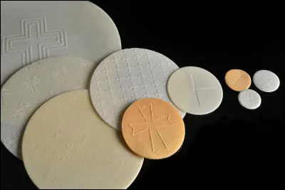 Comment appelle-t-on le pain sous forme de feuille, uniquement constitué d'eau et de farine pétries ensemble ?