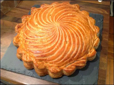 Quel est le nom de ce gâteau à base de pâte feuilletée et de crème d'amandes ?