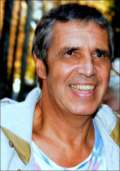 Complétez les paroles de la chanson ''Cur de rocker'' : ''J'n'étais encore qu'un teenager, Qu'j'suis parti vivre ma vie en ...'' ?