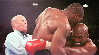 Quel boxeur a arraché l'oreille de son adversaire lors d'un combat de boxe, en 1997 ?