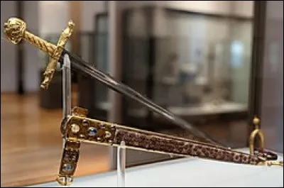 Quel est le nom de d'une part, de l'épée légendaire de Charlemagne dans la Chanson de Roland, et d'autre part, d'une épée utilisée lors du sacre des rois de France à partir du XIIe ou du XIIIe siècle, dite « épée de Charlemagne ».
