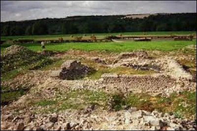 Nous sommes à présent en Lorraine devant les ruines du temple de Mazeroie, à Saint-Amand-sur-Ornain. Petit village de 53 habitants, dans l'aire d'attraction Barisienne, il se situe dans le département ...
