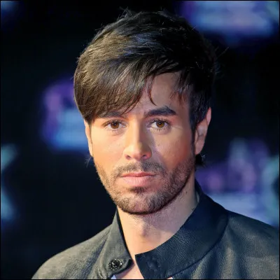 Enrique Iglesias : chanteur et acteur, fils de Julio Iglesias, interprète de nombreux tubes pop comme "Bailamos", "Be with You", "Hero" et "Rhythm Divine".