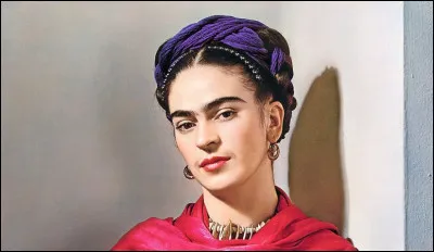 Frida Kahlo : artiste peintre, célèbre pour ses autoportraits et son style mêlant surréalisme et réalisme magique, exaltant la culture national de son pays.