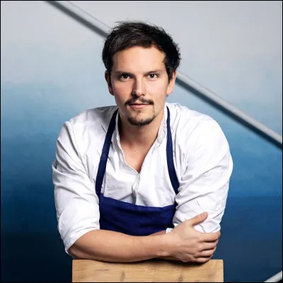Juan Arbeláez : chef cuisinier, animateur et chroniqueur, actif en France, révélé dans l'émission "Top Chef" et ayant ouvert plusieurs restaurants à Paris.