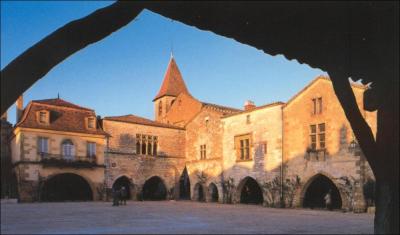 Classé parmi les plus beaux villages de France. Bastide créée au 13ème siècle, avec sa magnifique place des Cornières ;