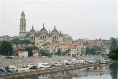 Ville principale de Dordogne avec sa cathédrale St-Front au style byzantin caractéristique :