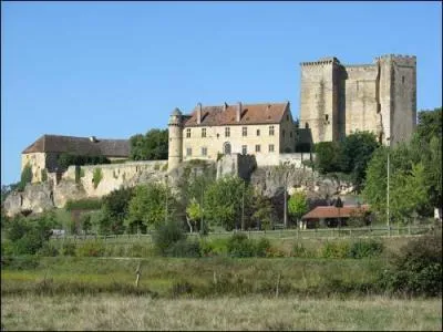 Au nord-est de Périgueux, ce village est dominé par un château qui abrite aujourd'hui une salle de cinéma :